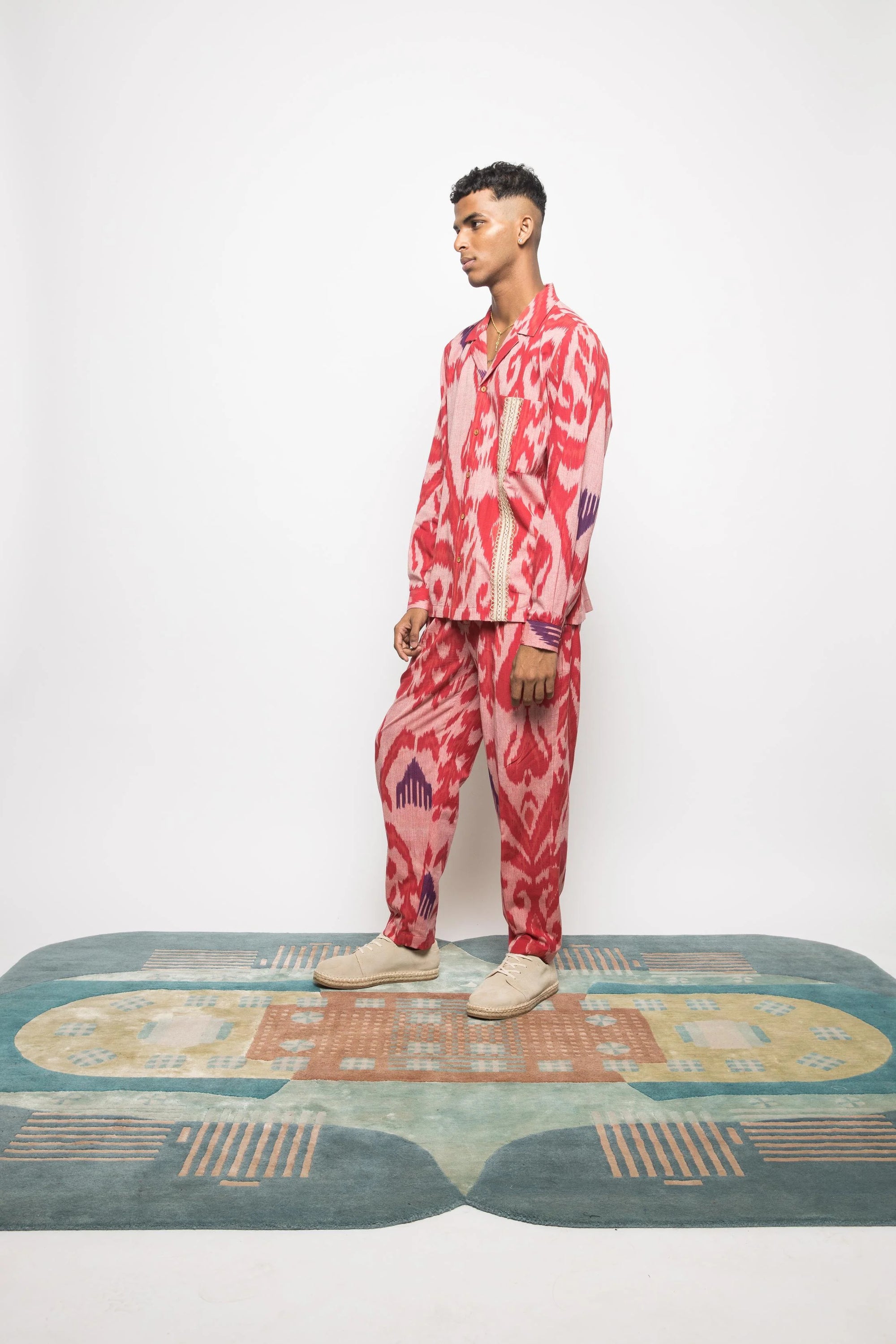 PLEATED BARREL-LEG PANTS