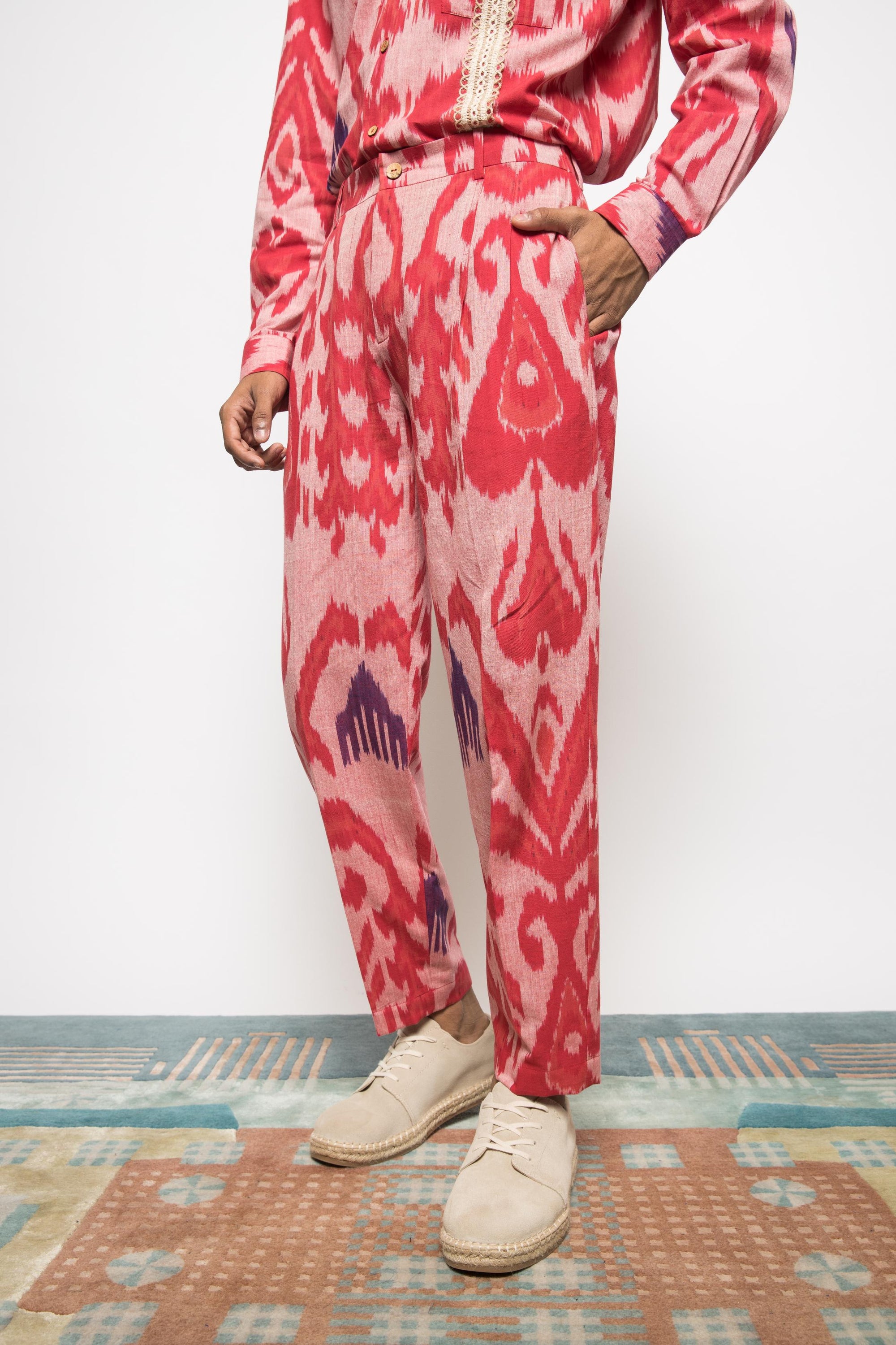 PLEATED BARREL-LEG PANTS