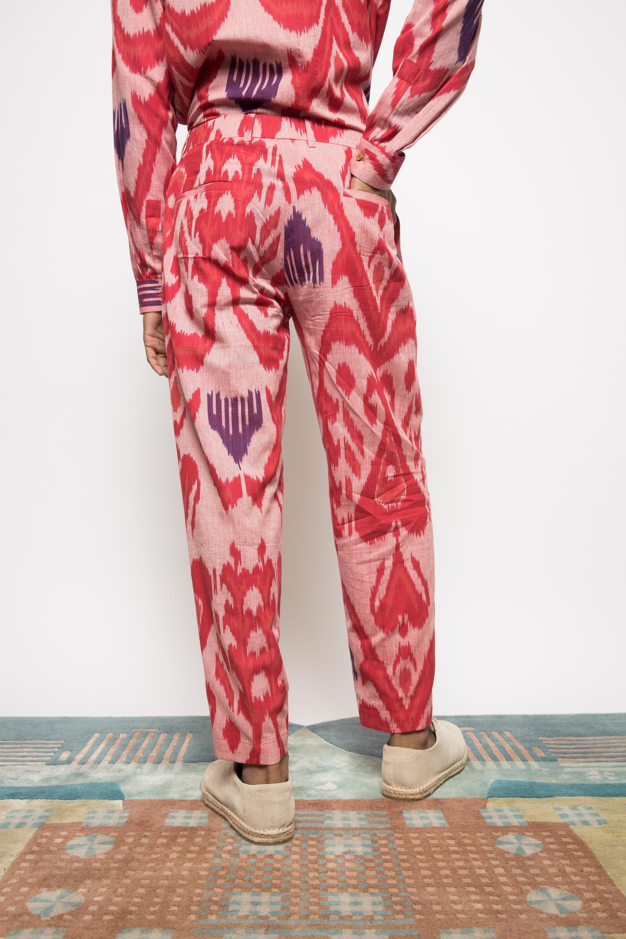 PLEATED BARREL-LEG PANTS